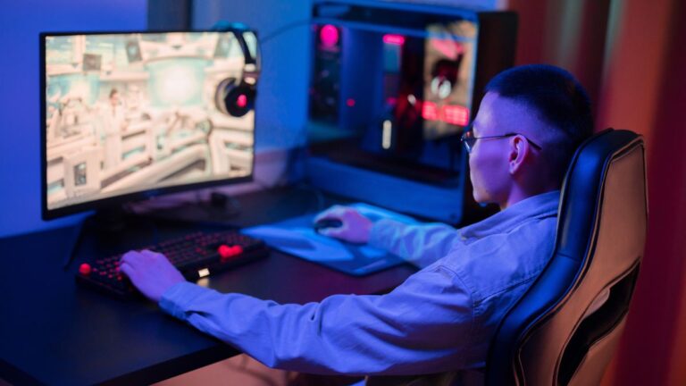 menino na cadeira gamer jogando um jogo