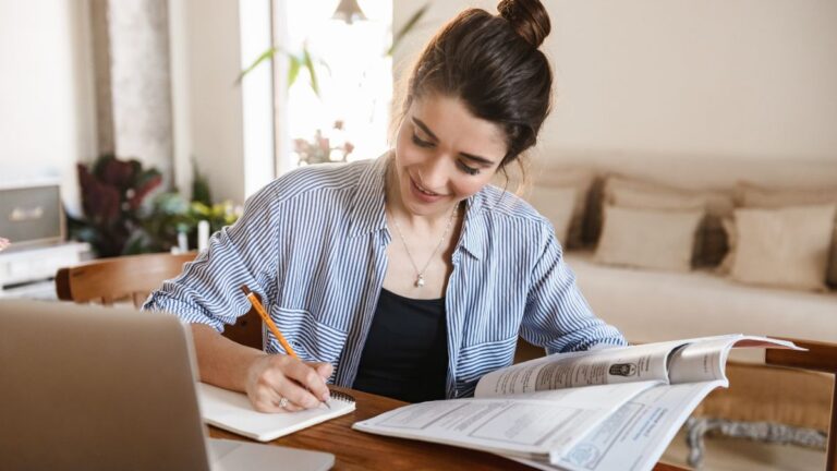 mulher sentada em uma cadeira estudando