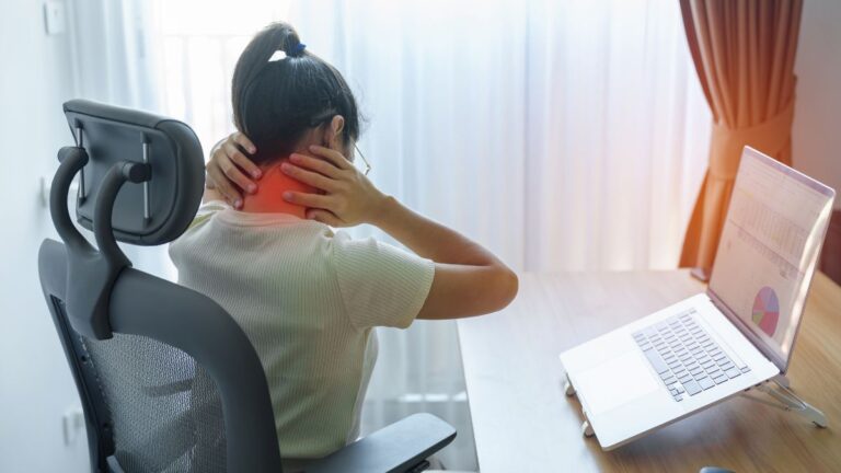 mulher sentada em uma cadeira ergonomica