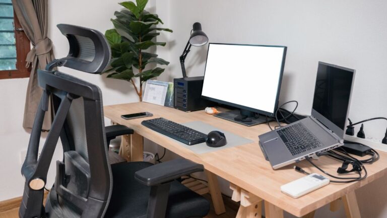 escritório com cadeira ergonômica